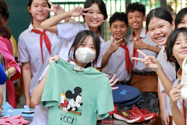 Học trò Trường THCS Nguyễn Gia Thiều (quận Tân Bình) săn sale tại phiên chợ Sống xanh - Ảnh: NTC