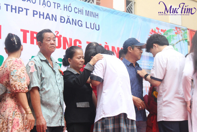 Lễ tri ân trưởng thành đầy cảm xúc của teen Trường THPT Phan Đăng Lưu- Ảnh 9.