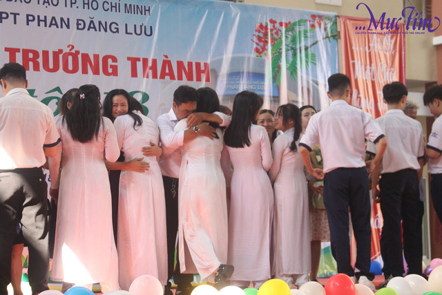 Lễ tri ân trưởng thành đầy cảm xúc của teen Trường THPT Phan Đăng Lưu- Ảnh 10.