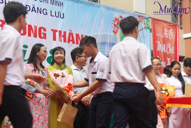 Lễ tri ân trưởng thành đầy cảm xúc của teen Trường THPT Phan Đăng Lưu- Ảnh 13.