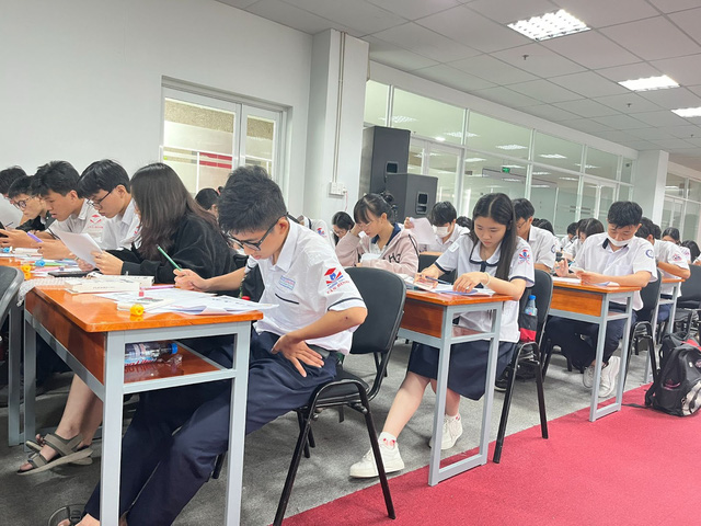 Khoảng 200 bạn học sinh tranh tài trong 