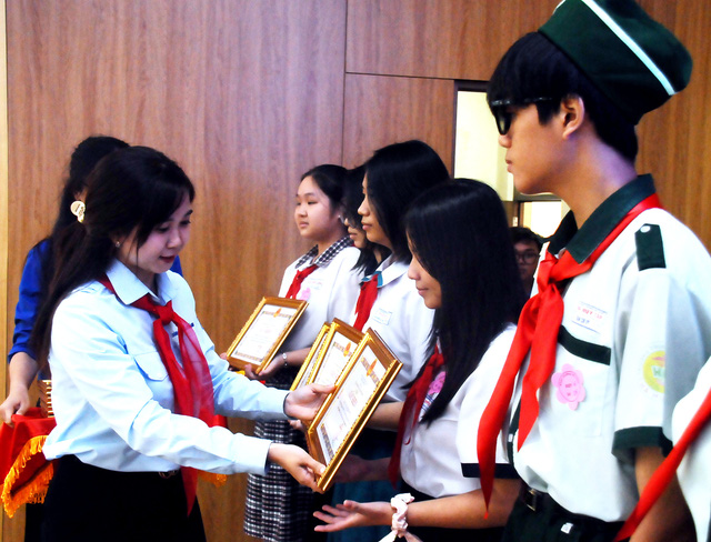 Chị Nguyễn Thị Ngọc Linh (chủ tịch Hội đồng Đội quận Bình Thạnh) tặng quà cho các bạn đội viên. Ảnh: NGUYỄN HƯNG