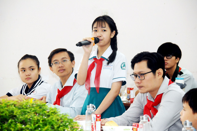 Đội viên Nguyễn Hoàng Lam Thy (lớp 7A7 Trường THCS Điện Biên, quận Bình Thạnh) góp ý kiến. Ảnh: NGUYỄN HƯNG