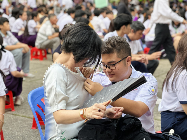 Nhìn lại những khoảnh khắc đáng nhớ trong lễ tri ân trưởng thành của Trường THPT Nguyễn Thị Minh Khai- Ảnh 2.