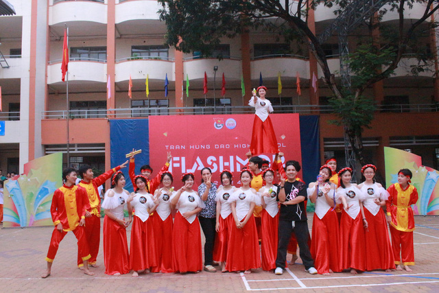 Teen Trường THPT Trần Hưng Đạo siêu cháy với điệu flashmob- Ảnh 4.