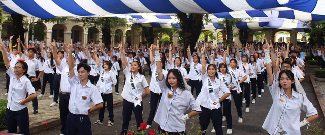 Teen THPT chuyên Lê Hồng Phong nhảy flashmob ra trường- Ảnh 2.