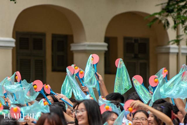 Teen THPT chuyên Lê Hồng Phong nhảy flashmob ra trường- Ảnh 3.