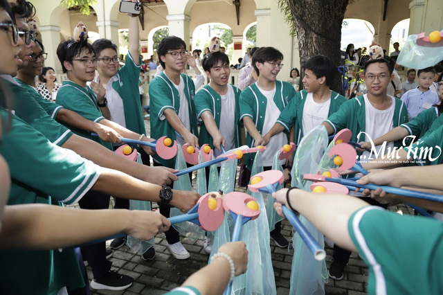 Đong đầy cảm xúc trong lễ tri ân và trưởng thành của teen Trường THPT chuyên Lê Hồng Phong- Ảnh 11.