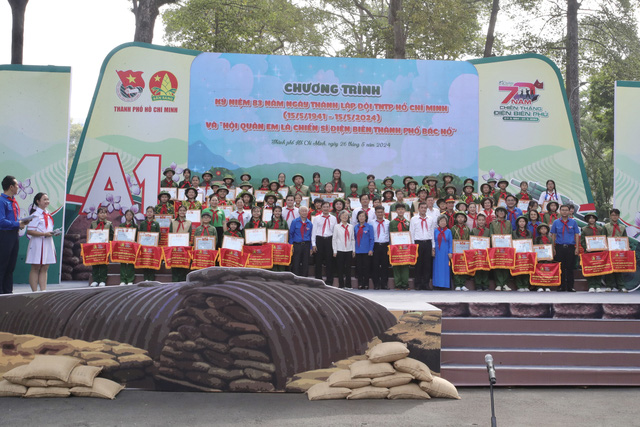 Tuyên dương 70 tập thể và 74 cá nhân tại Hội quân Em là chiến sĩ Điện Biên Thành phố Bác Hồ- Ảnh 1.