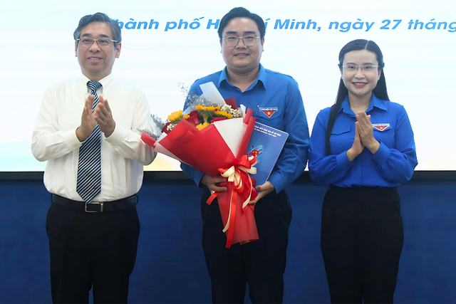 Anh Ngô Minh Hải nhận quyết định công nhận chức vụ bí thư Thành Đoàn TP.HCM- Ảnh 1.