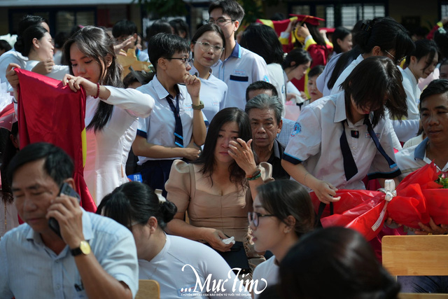 Khoảnh khắc tuyệt vời trong lễ tri ân trưởng thành của Trường THPT Bình Phú- Ảnh 15.