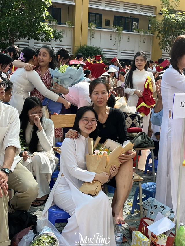 Khoảnh khắc tuyệt vời trong lễ tri ân trưởng thành của Trường THPT Bình Phú- Ảnh 25.