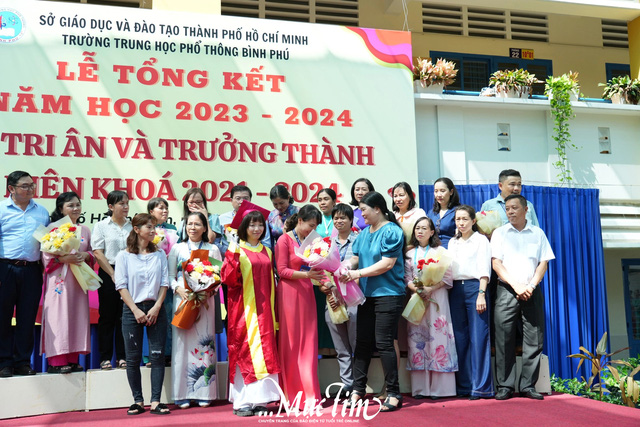 Khoảnh khắc tuyệt vời trong lễ tri ân trưởng thành của Trường THPT Bình Phú- Ảnh 29.