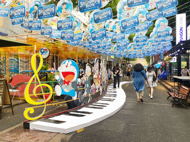Nhạc sĩ Doraemon biểu diễn khắp đường phố TP.HCM- Ảnh 1.
