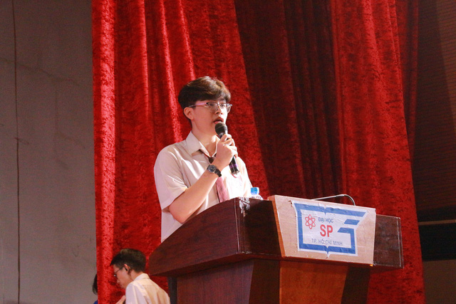Bạn Đặng Tuấn Phong (Trường Trung học Thực hành Đại học Sư phạm TP.HCM) phát biểu trong ngày lễ trưởng thành - Ảnh: DUY DƯƠNG.