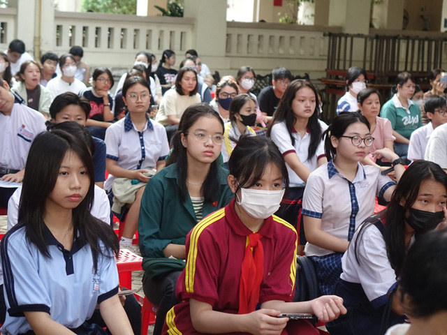 Học sinh lớp 9 tìm hiểu về kỳ thi tuyển sinh lớp 10 tại Trường THPT chuyên Lê Hồng Phong - Ảnh: NHƯ HÙNG