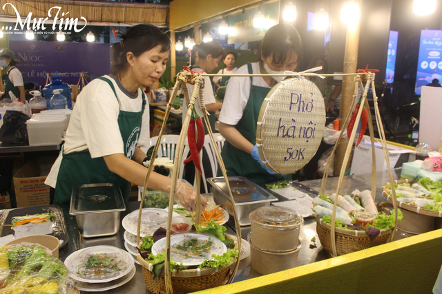 Lễ hội Sông nước TP.HCM: đa dạng món ăn tại không gian ẩm thực- Ảnh 10.