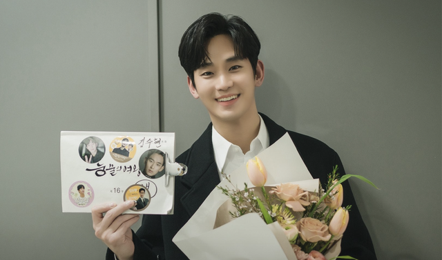 Kim Soo Hyun dẫn đầu bảng xếp hạng danh hiệu;  Lisa (BLACKPINK) dự giải đua xe F1- Ảnh 1.