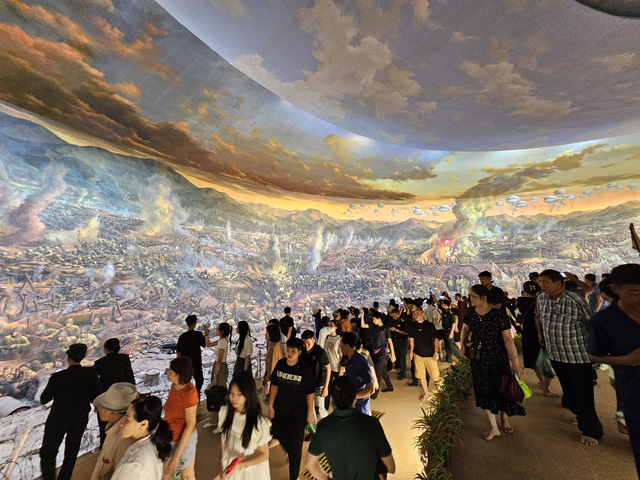 Đức cảm thấy may mắn khi được chiêm ngưỡng bức tranh Panorama tại Điện Biên - Ảnh: MINH ĐỨC