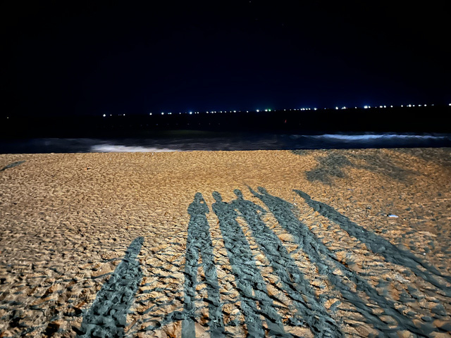 Dạo biển đêm ở Phan Thiết - Ảnh: THÁI THANH