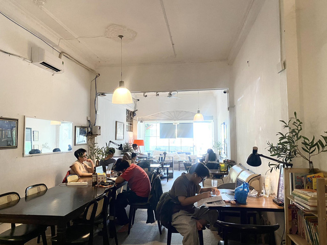 Không gian một quán cà phê tự phục vụ ở quận 6 - Ảnh: NGỌC NGÂN.