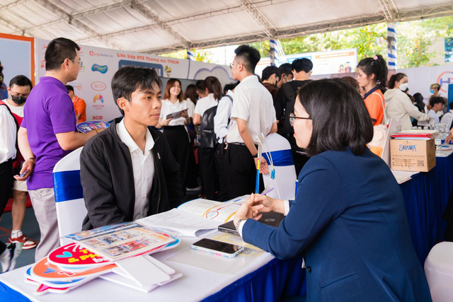 Sinh viên Tài chính - Ngân hàng HUTECH đi ngân hàng, trải nghiệm doanh nghiệp ngay từ năm nhất- Ảnh 6.