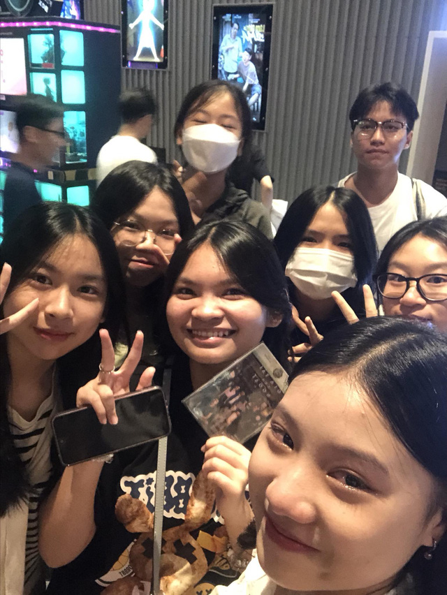 Hội bạn thân của Thùy Lâm (Trường THCS Nguyễn Du, TP.HCM) tụ họp vui vẻ sau kỳ thi tuyển sinh lớp 10 căng thẳng- Ảnh: NVCC
