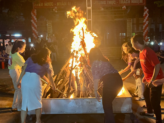 Chuyến 'nhật trình' đầy cảm xúc của teen Trường THPT Nguyễn Hữu Huân- Ảnh 4.