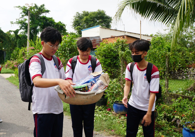 Chiến sĩ Hoa phượng đỏ Trường THPT Củ Chi biến ve chai thành học bổng- Ảnh 1.