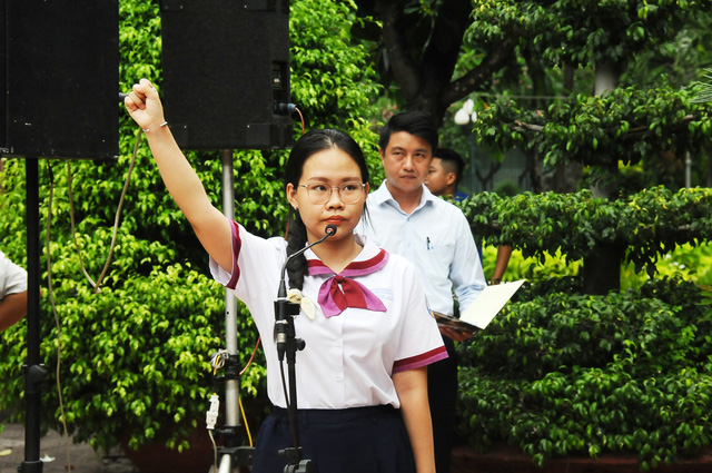 Bạn Hồng Thắm đọc lời tuyên thệ. Ảnh:NGUYỄN HƯNG