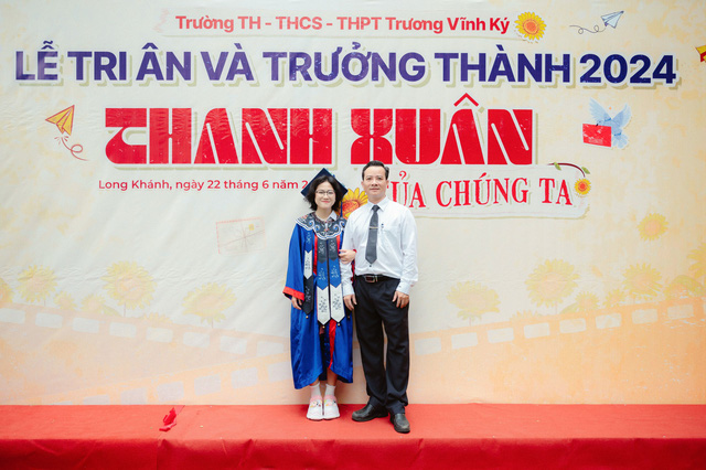 Nữ sinh Đồng Nai gây sốt khi mặc Việt phục trong ngày trưởng thành- Ảnh 3.