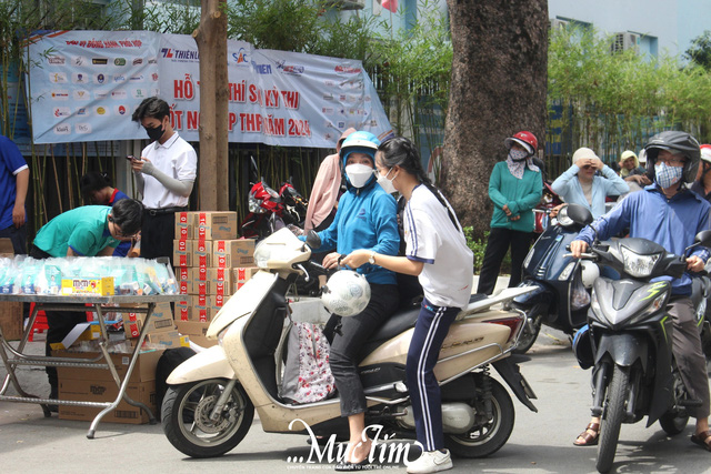 Phụ huynh gửi lời chúc đến thí sinh trước kỳ thi tốt nghiệp THPT- Ảnh 3.