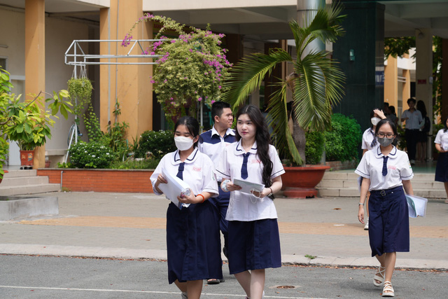 Cô Trương Thị Thường (chủ nhiệm lớp 12 trường quốc tế Á Châu) chúc mừng học trò hoàn thành bài thi đầu tiên tại điểm thi Trường THPT Ten Lơ Man- Ảnh: THẢO NGỌC