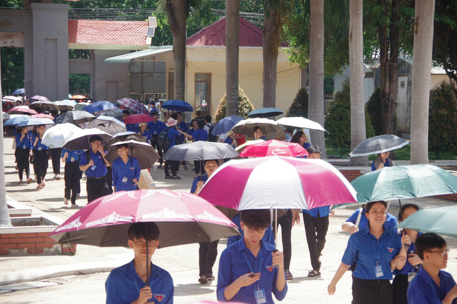 150 tình nguyện viên của Trường THPT chuyên Bình Long tiếp sức mùa thi- Ảnh 5.