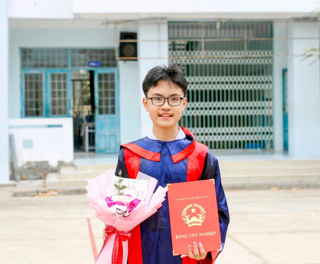 “Chàng trai toàn năng” trở thành tân thủ khoa lớp chuyên toán Trường THPT chuyên Trần Hưng Đạo- Ảnh 1.