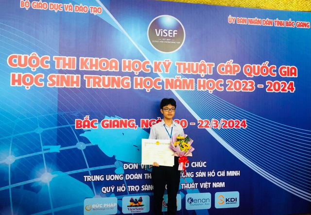 “Chàng trai toàn năng” trở thành tân thủ khoa lớp chuyên toán Trường THPT chuyên Trần Hưng Đạo- Ảnh 2.