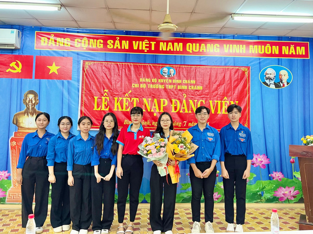 Nữ sinh Trường THPT Bình Chánh kết nạp Đảng cùng thời điểm với anh trai- Ảnh 1.