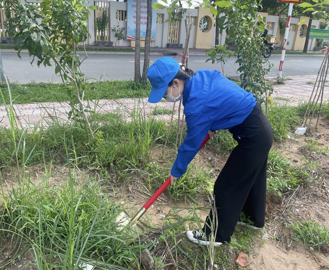 Nữ sinh Trường THPT Bình Chánh kết nạp Đảng cùng thời điểm với anh trai- Ảnh 5.