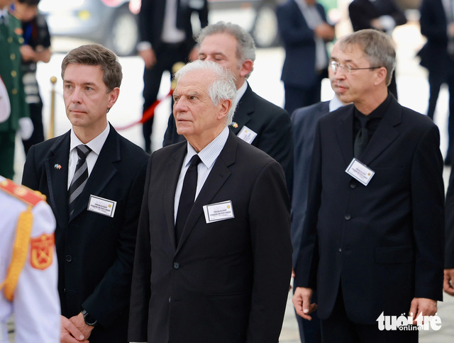 Phó chủ tịch Ủy ban châu Âu Josep Borrell dẫn đầu đoàn Liên minh châu Âu vào kính viếng - Ảnh: NGUYỄN KHÁNH (Tuoitre.vn)