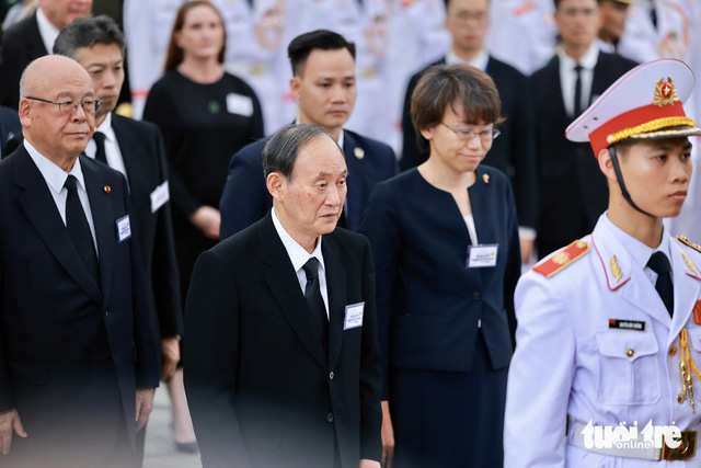 Nguyên thủ tướng, cố vấn danh dự liên minh nghị sĩ Nhật Bản Suga Yoshihide vào viếng - Ảnh: NGUYỄN KHÁNH (Tuoitre.vn)