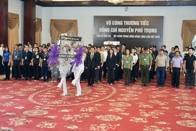 Người dân viếng Tổng Bí thư Nguyễn Phú Trọng: Di sản Người để lại còn mãi với dân tộc - Ảnh 3.