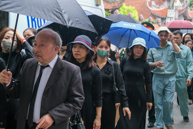 Hàng ngàn người chờ viếng Tổng Bí thư Nguyễn Phú Trọng tại Hội trường Thống Nhất - Ảnh 2.