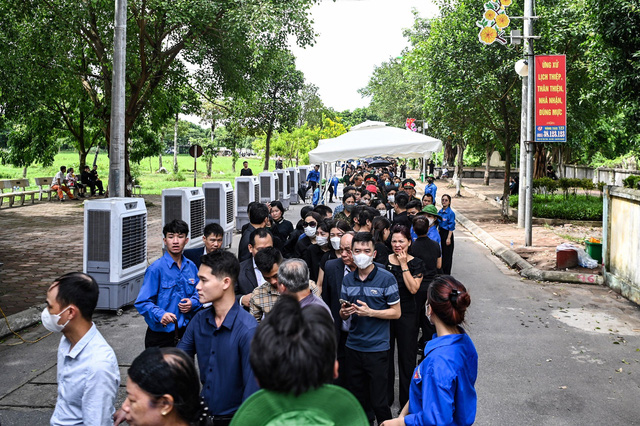 Hàng ngàn người chờ viếng Tổng Bí thư Nguyễn Phú Trọng tại Hội trường Thống Nhất - Ảnh 4.