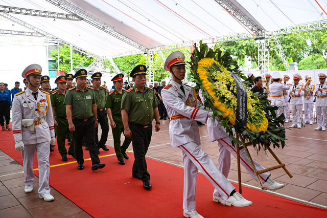 Hàng ngàn người chờ viếng Tổng Bí thư Nguyễn Phú Trọng tại Hội trường Thống Nhất - Ảnh 1.