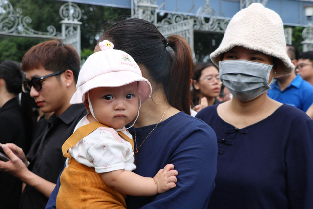 Càng về chiều, người dân viếng Tổng Bí thư Nguyễn Phú Trọng càng đông - Ảnh 3.