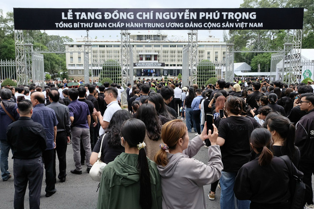 Hàng ngàn người chờ viếng Tổng Bí thư Nguyễn Phú Trọng tại Hội trường Thống Nhất - Ảnh 6.