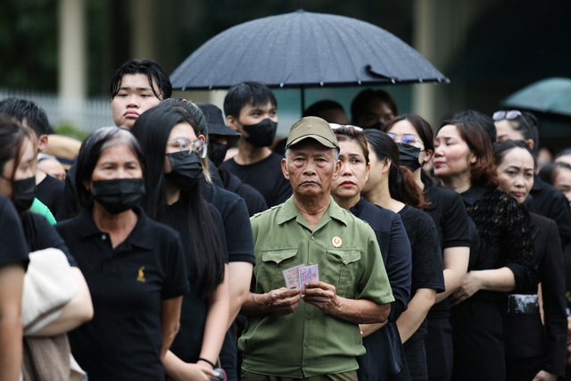 Hàng ngàn người chờ viếng Tổng Bí thư Nguyễn Phú Trọng tại Hội trường Thống Nhất - Ảnh 2.