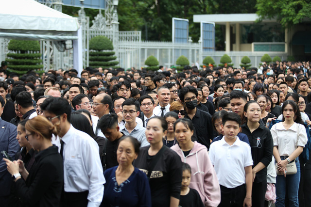 Càng về chiều, người dân viếng Tổng Bí thư Nguyễn Phú Trọng càng đông - Ảnh 2.