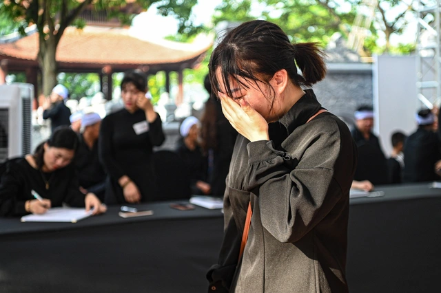 Hàng ngàn người dân xếp hàng sớm chờ viếng Tổng Bí thư Nguyễn Phú Trọng - Ảnh 1.