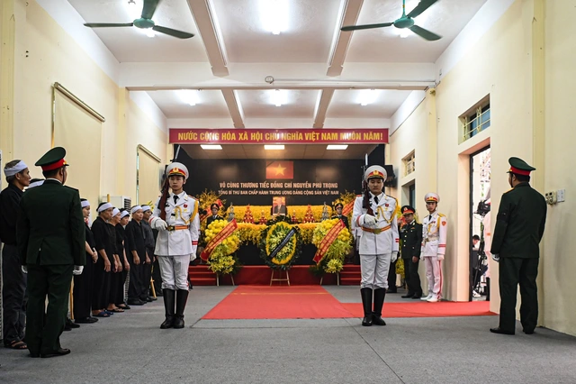 Hàng ngàn người dân xếp hàng sớm chờ viếng Tổng Bí thư Nguyễn Phú Trọng - Ảnh 4.